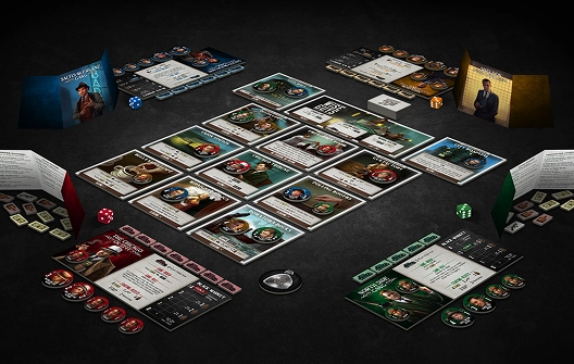 Een strategisch bordspel met personagekaarten, speelstukken, dobbelstenen en spelersmatten op een donkere tafel. De elementen doen denken aan een mysterie- of spionagethema